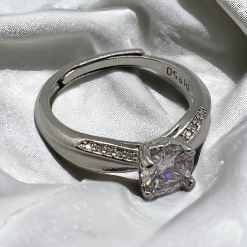 Platinum pt950 ring with cubic zirconia